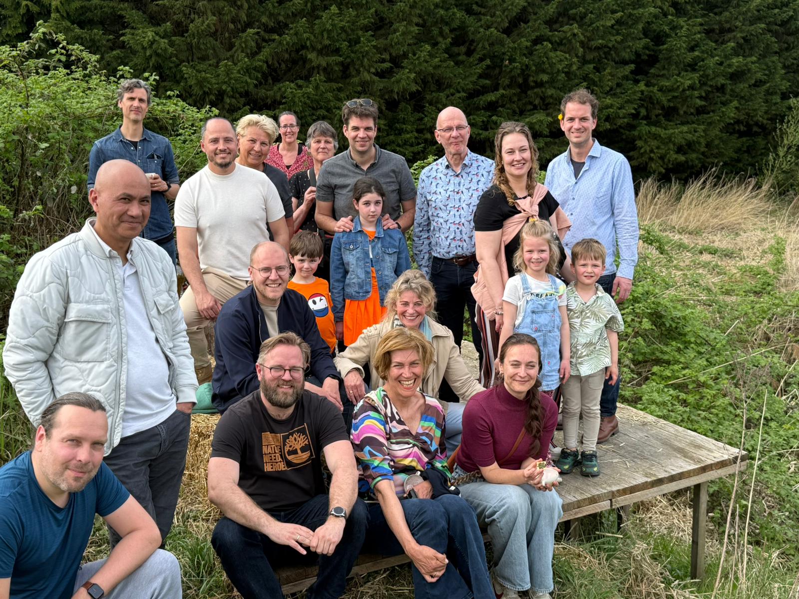 Opening van Bos III Westpark met deelnemers, bewoners en kinderen